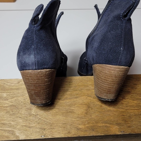 Stylish DIBA Sandra short ankle heeled booties, blue suede, womens 8 - Picture 2 of 9